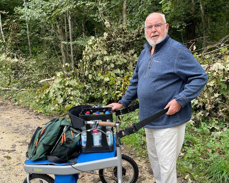 Mit Gepäck auf dem Alpine Wissel im Wald 