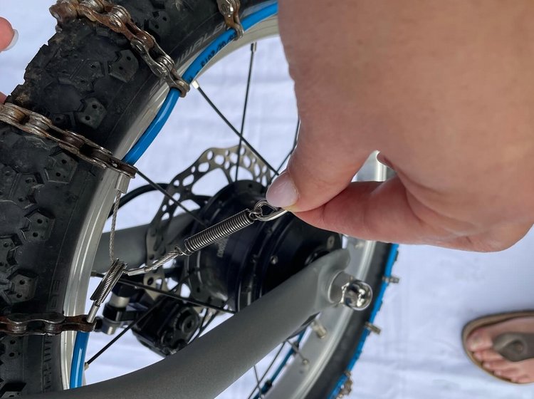 Spezial-Steg-Schneeketten werden angebracht 